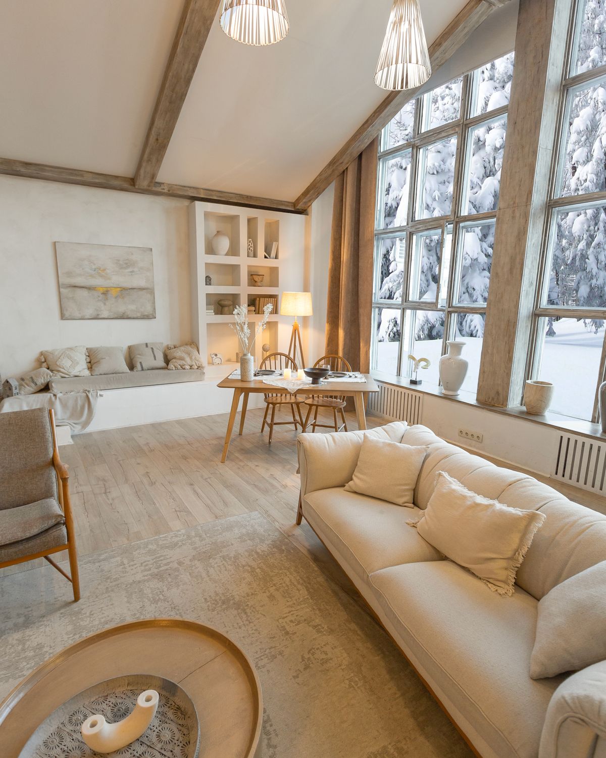Paysage de Savoie et intérieur de chalet géré par La Garçonnière