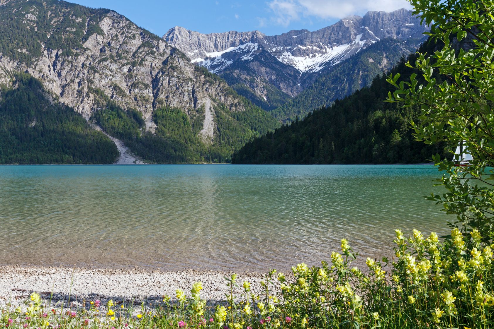 Lacs alpins en Savoie et Isère : lac du Bourget, lac d'Aiguebelette, lacs d'altitude